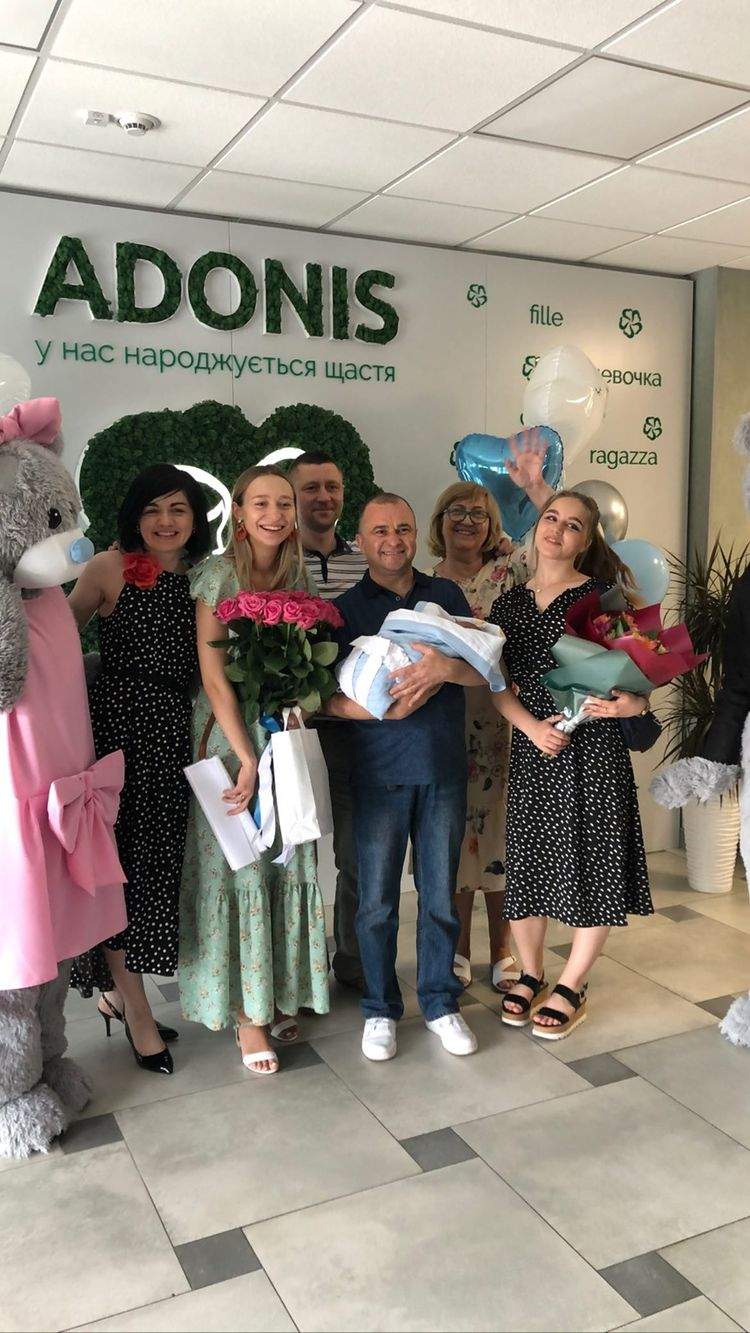 Жена Виктора Павлика тайно выписалась из роддома и показала первые кадры с сыном дома